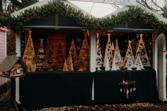 Die Weihnachtsbäume warten auf ihre Familien