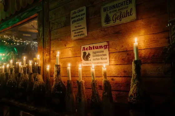 Kerzenreihe an der Hüttenwand