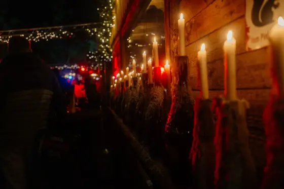 Lichterketten bis zum Ende der Gasse